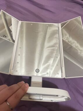 DeWESN Tri-Fold LED Makeup Mirror in White